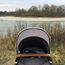Sonnenschein in allen Lebenslagen kinderwagen-vor-dem-fluss-mit-blick-auf-die-halbinsel
