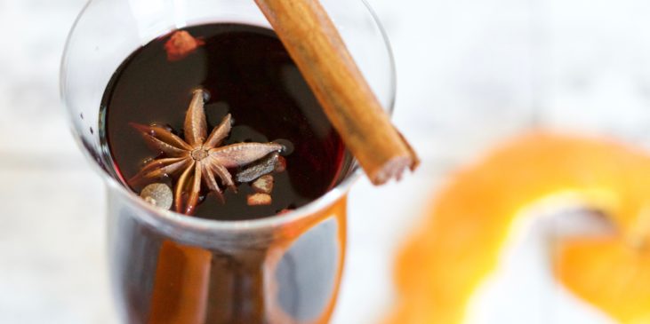 Glühwein mit Zimt und Sternanis in der Vorweihnachtszeit