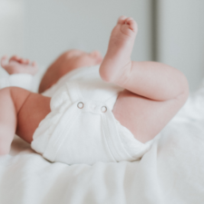 Geburtsvorbereitungskurs online - sinnvoll für Erstlingseltern? Baby auf Wickeltisch