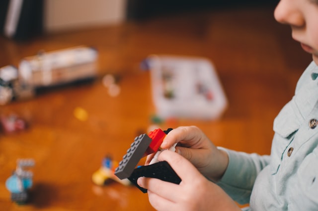 Kind spielt Lego allein