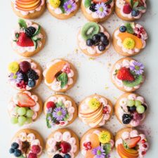 versteckter alkohol in torten, kuchen und pralinen - eine gefhar für schwangere frauen und ihr werdendes kind, baby im bauch