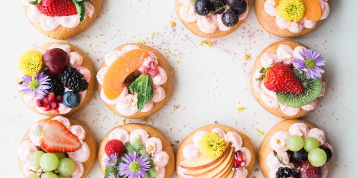 versteckter alkohol in torten, kuchen und pralinen - eine gefhar für schwangere frauen und ihr werdendes kind, baby im bauch