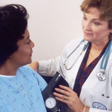 Vom „Groaning Ale“ zu „Null Promille“ in der Schwangerschaft: Wie das Fetale Alkoholsyndrom entdeckt und anerkannt wurde Ärztin spricht mit einer Patientin