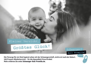 Ein kleines Baby von vorne das von seiner dunkelhaarigen Mama auf die Backe geküsst wird