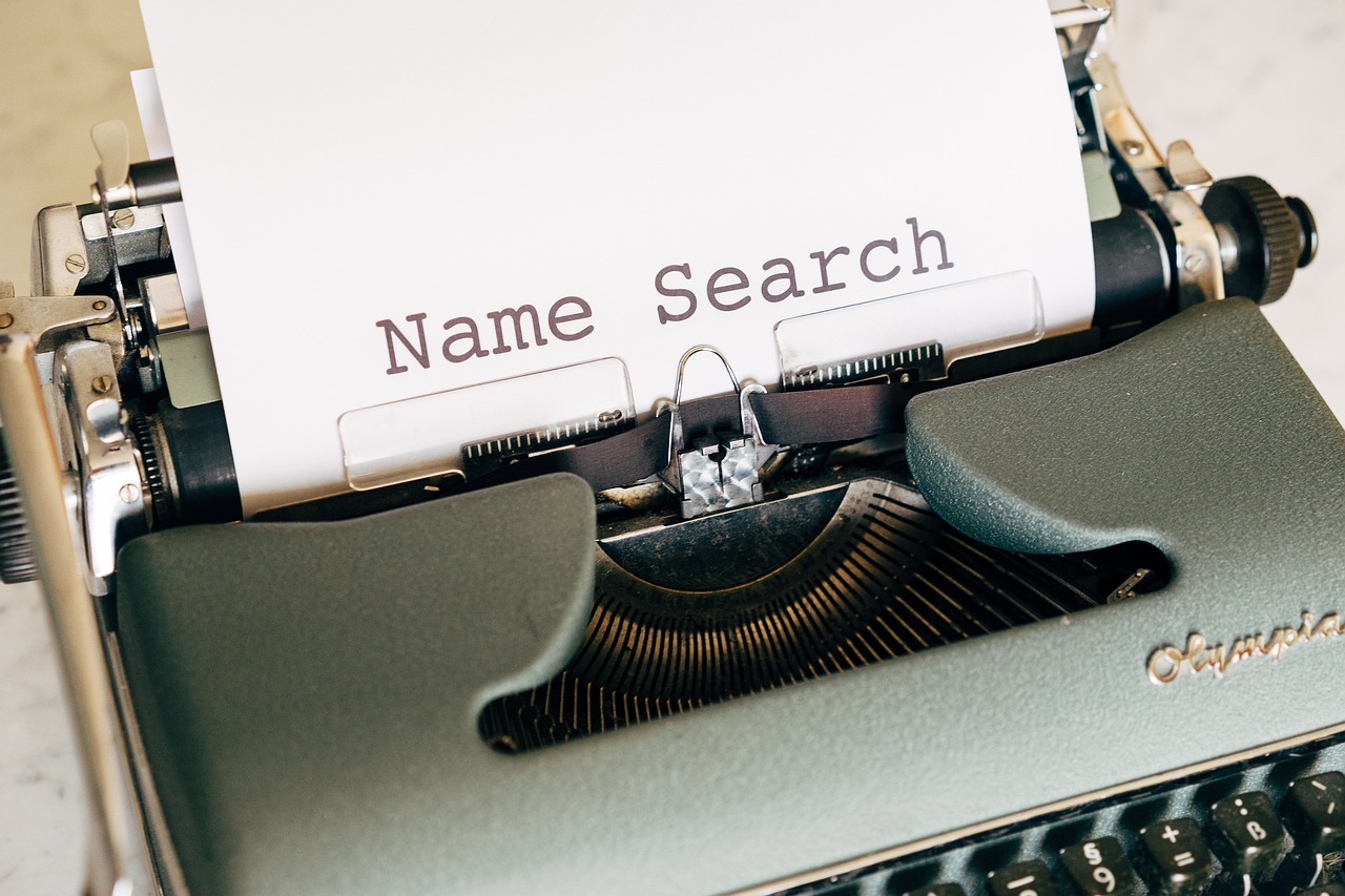 Schreibmaschine mit Blatt, auf dem "Name Search" getippt wurde