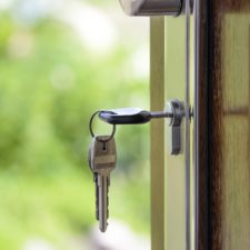 Wohnungssuche mit Baby und Kind Schlüssel Haustür_Bild von Photo Mix auf Pixabay