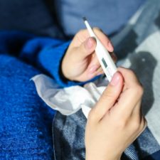 Mama macht krank! Pexels_Polina_Tankilevitch-Frau liegt erkältet im Bett