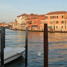 Erster Urlaub mit Baby Blick von Murano auf eine Häuserreihe an der Lagune von Venedig