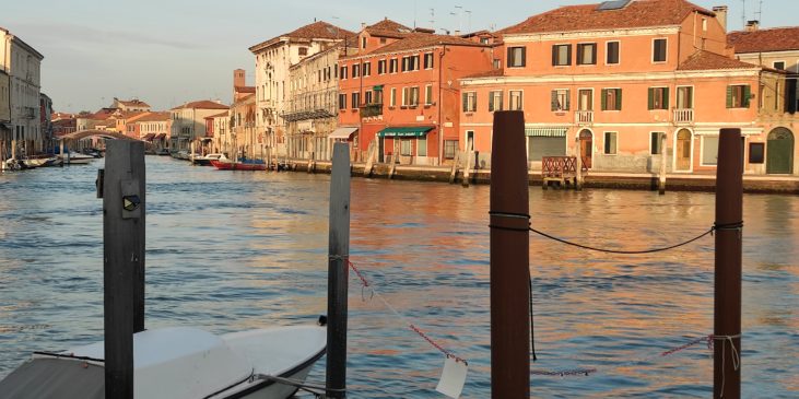 Blick von Murano auf eine Häuserreihe an der Lagune von Venedig