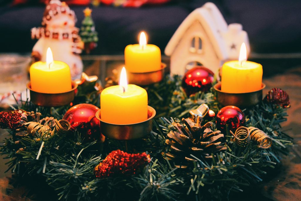 Adventskranz mit vier brenenden Kerzen - frohe Weihnachten nüchtern, schwanger und ohne Alkohol!