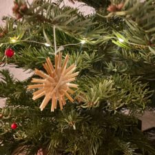 Strohsterne am Weihnachtsbaum