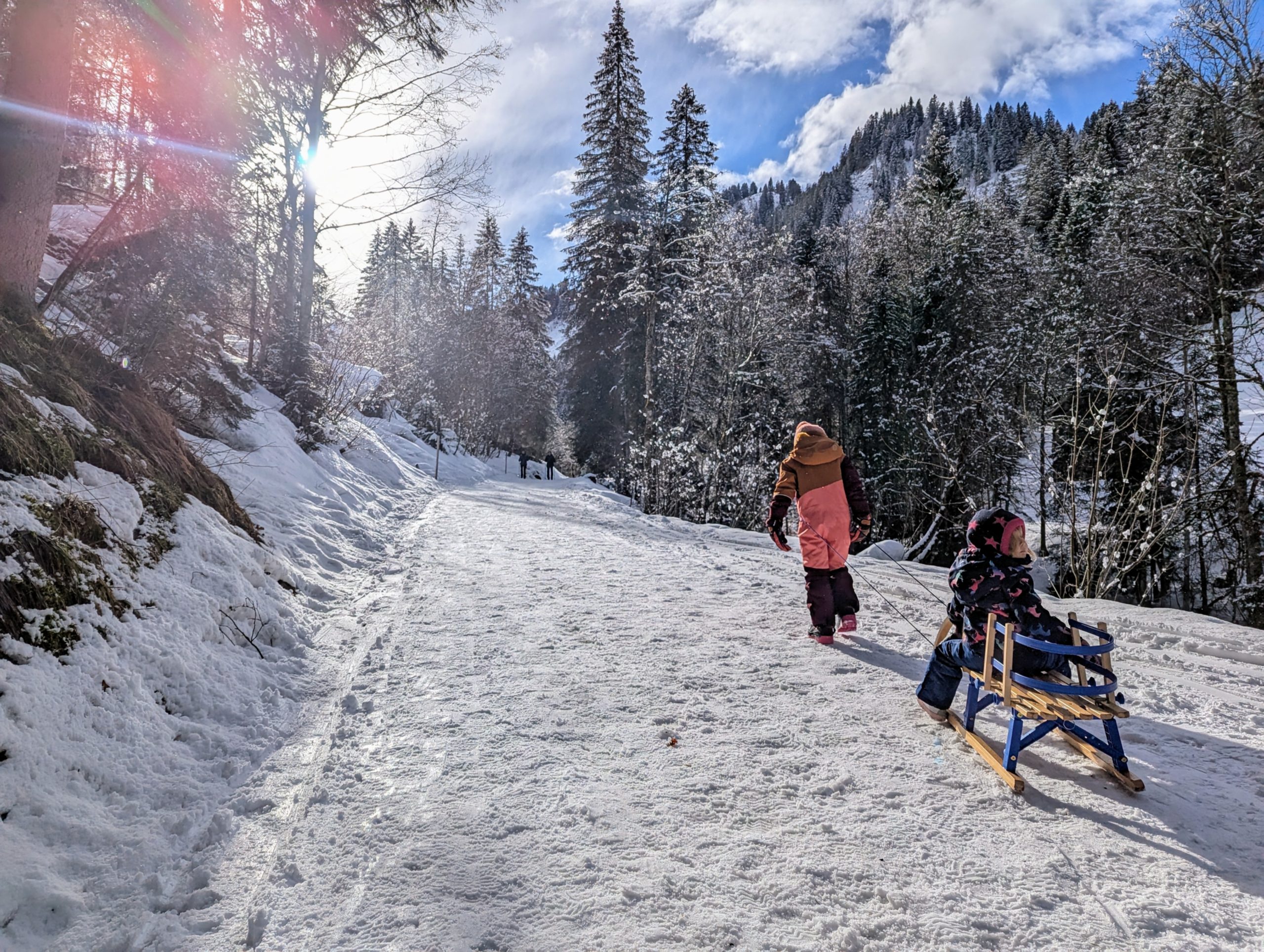 Winterspaziergang mit dem Schlitten durch die verschneite Landschaft