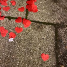 Die Frage nach dem Papa rote Papierherzen liegen auf dem Asphalt