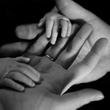 Unsere Hausgeburt auf dem Lande – Gastbeitrag Paula Baby-Hände halten Erwachsenen-Hände