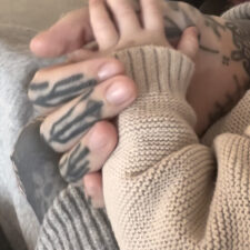 Forschungsprojekt in der Schwangerschaft die Hand eines Babys in der Hand der Mutter